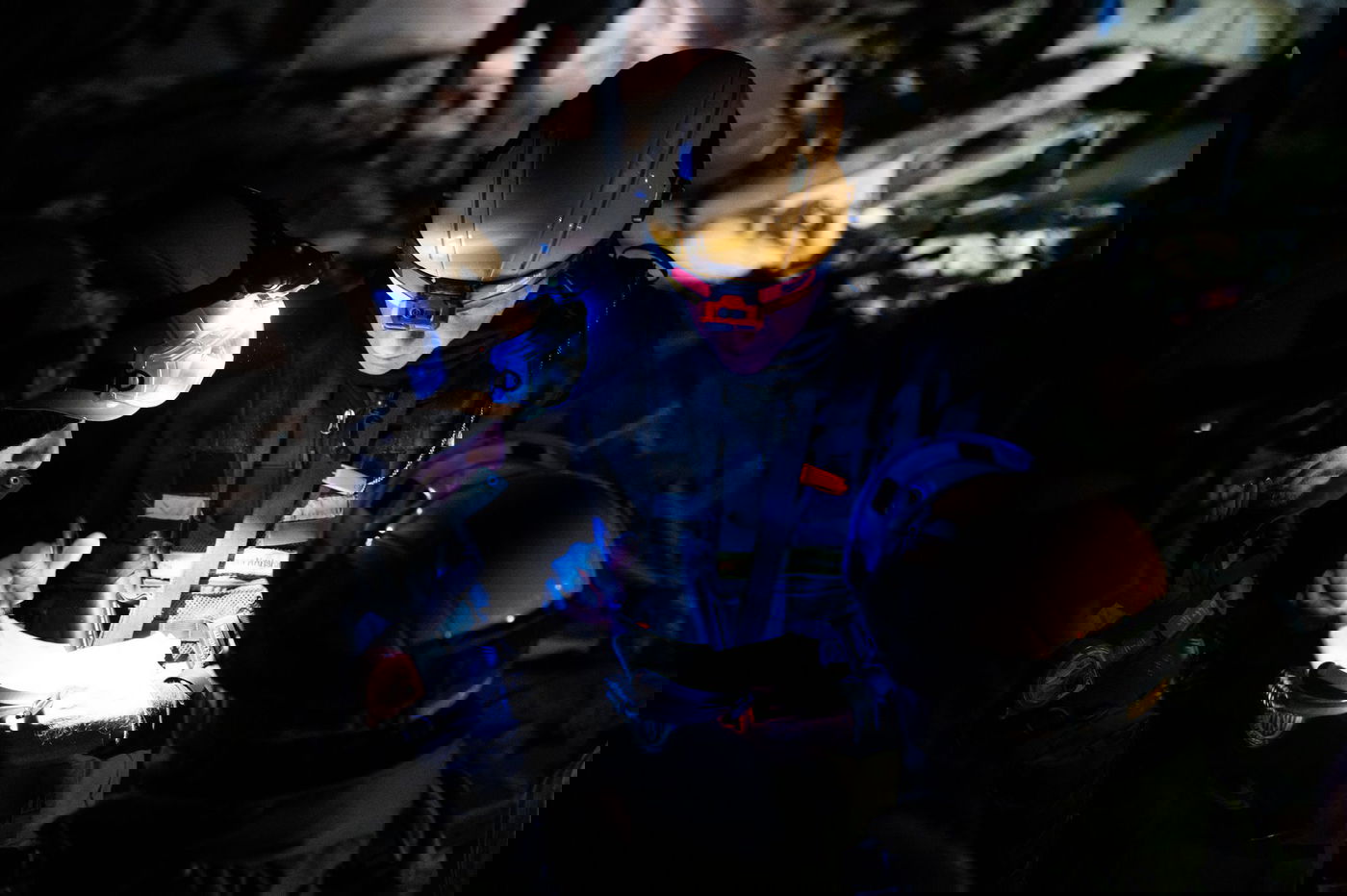 יותר מ-8,700 הרוגים ברעידת האדמה | משלחת צה"ל חילצה צעירה מתוך ההריסות