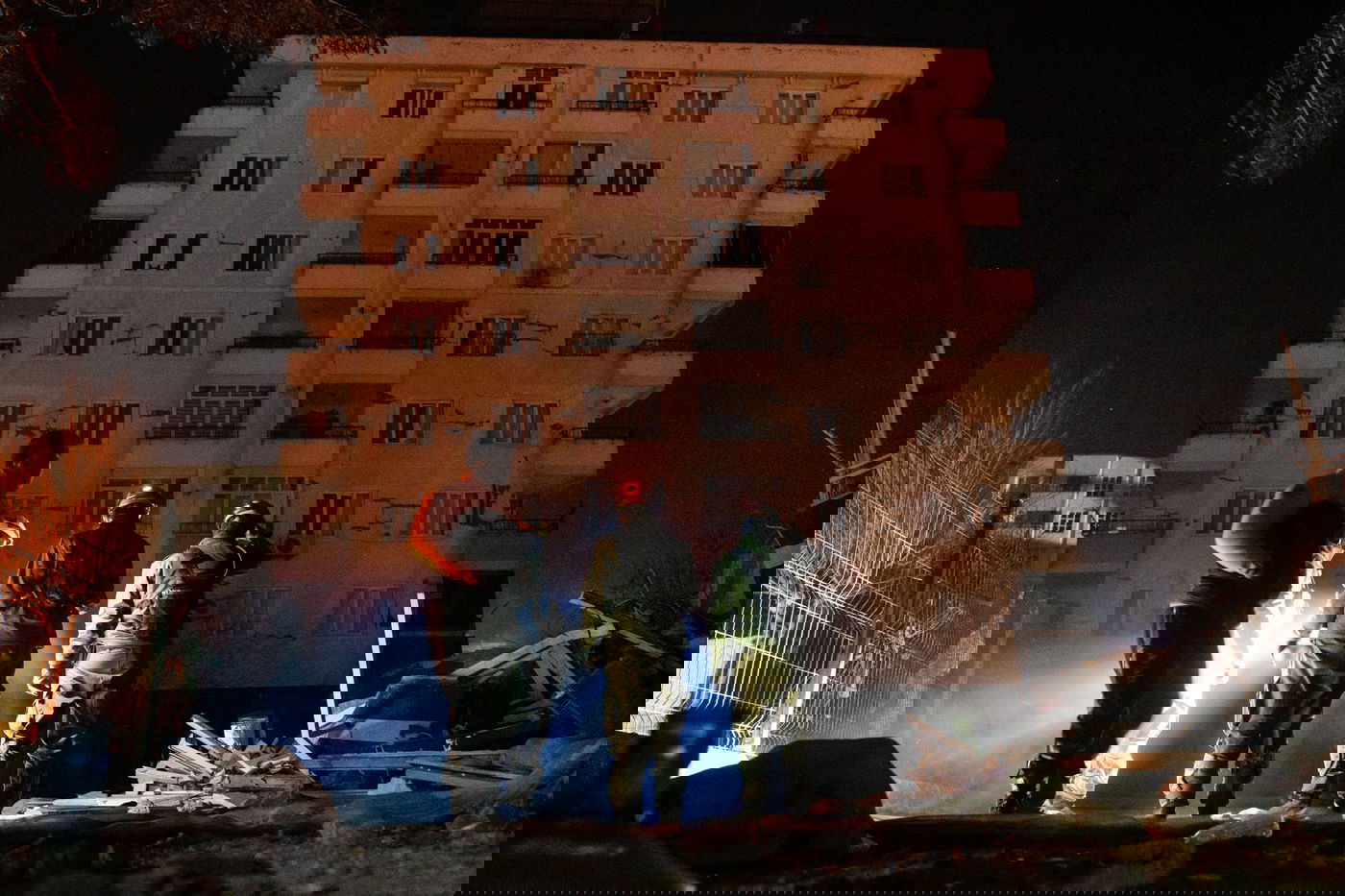 יותר מ-8,700 הרוגים ברעידת האדמה | משלחת צה"ל חילצה צעירה מתוך ההריסות