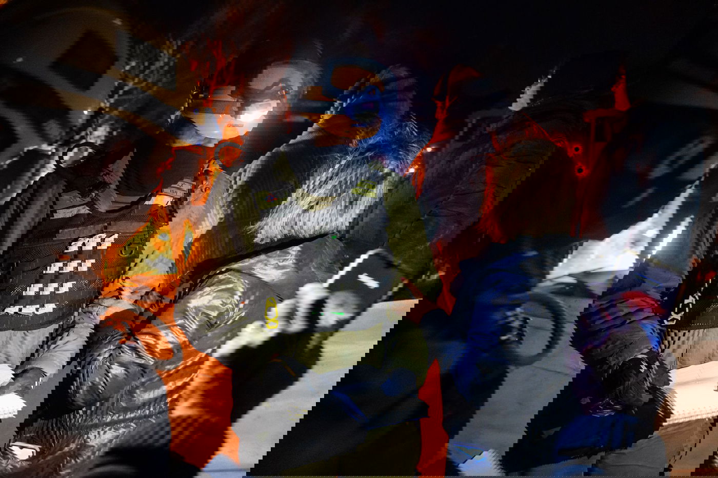 יותר מ-8,700 הרוגים ברעידת האדמה | משלחת צה"ל חילצה צעירה מתוך ההריסות