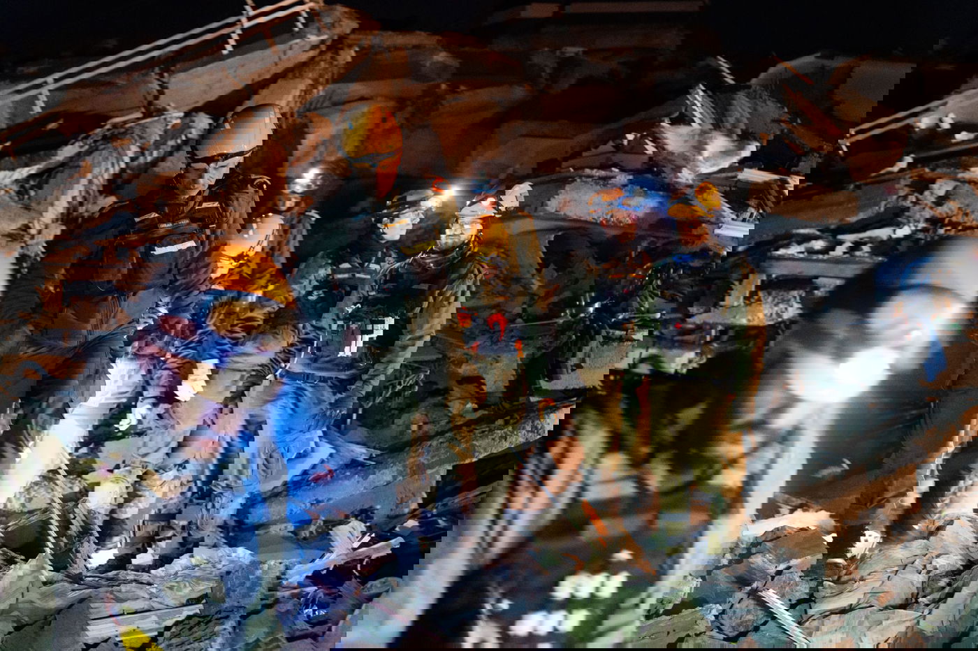 יותר מ-8,700 הרוגים ברעידת האדמה | משלחת צה"ל חילצה צעירה מתוך ההריסות