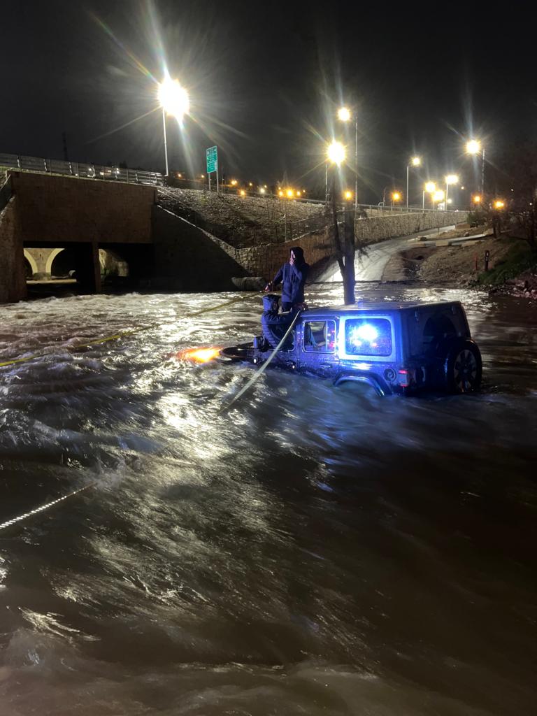 ג'יפ שקע בתוך סכר בית זית, שלושה לכודים חולצו בסירה | תיעוד