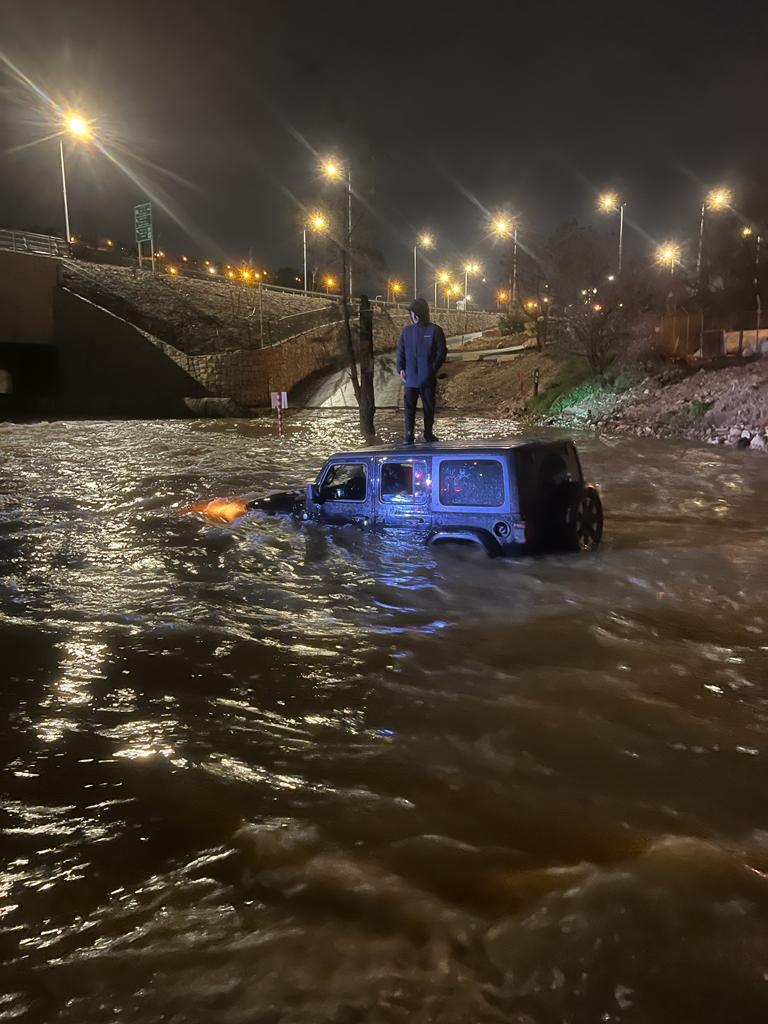 ג'יפ שקע בתוך סכר בית זית, שלושה לכודים חולצו בסירה | תיעוד