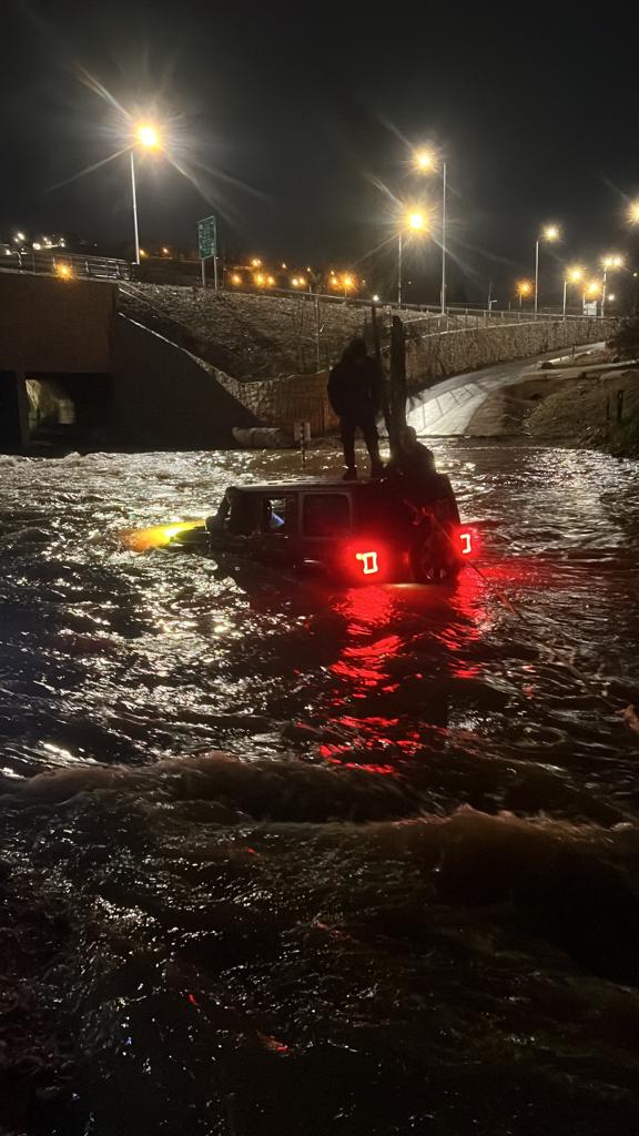 ג'יפ שקע בתוך סכר בית זית, שלושה לכודים חולצו בסירה | תיעוד