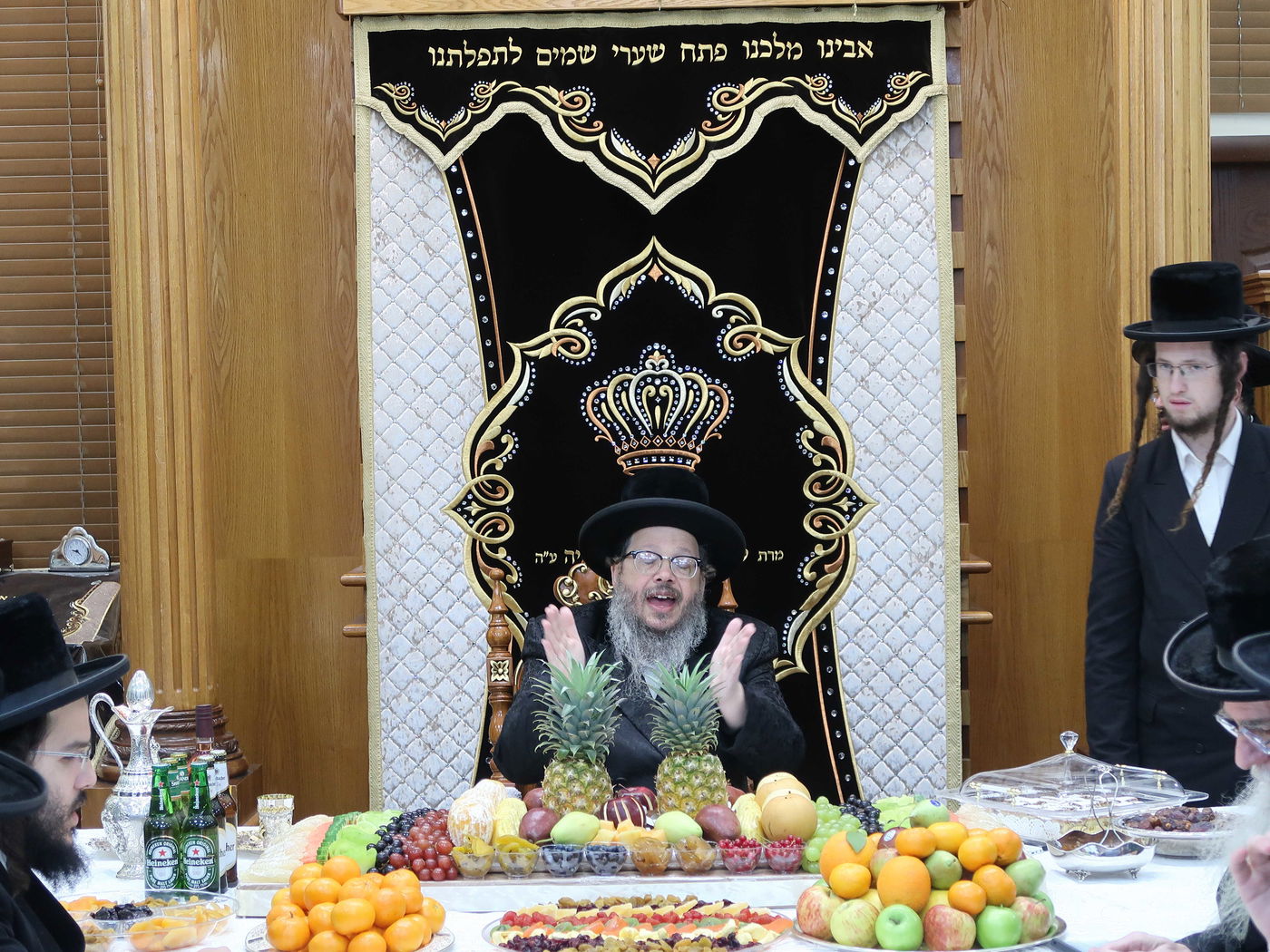 הרבי חילק פירות: ט"ו בשבט בחסידות בוסטון בביתר