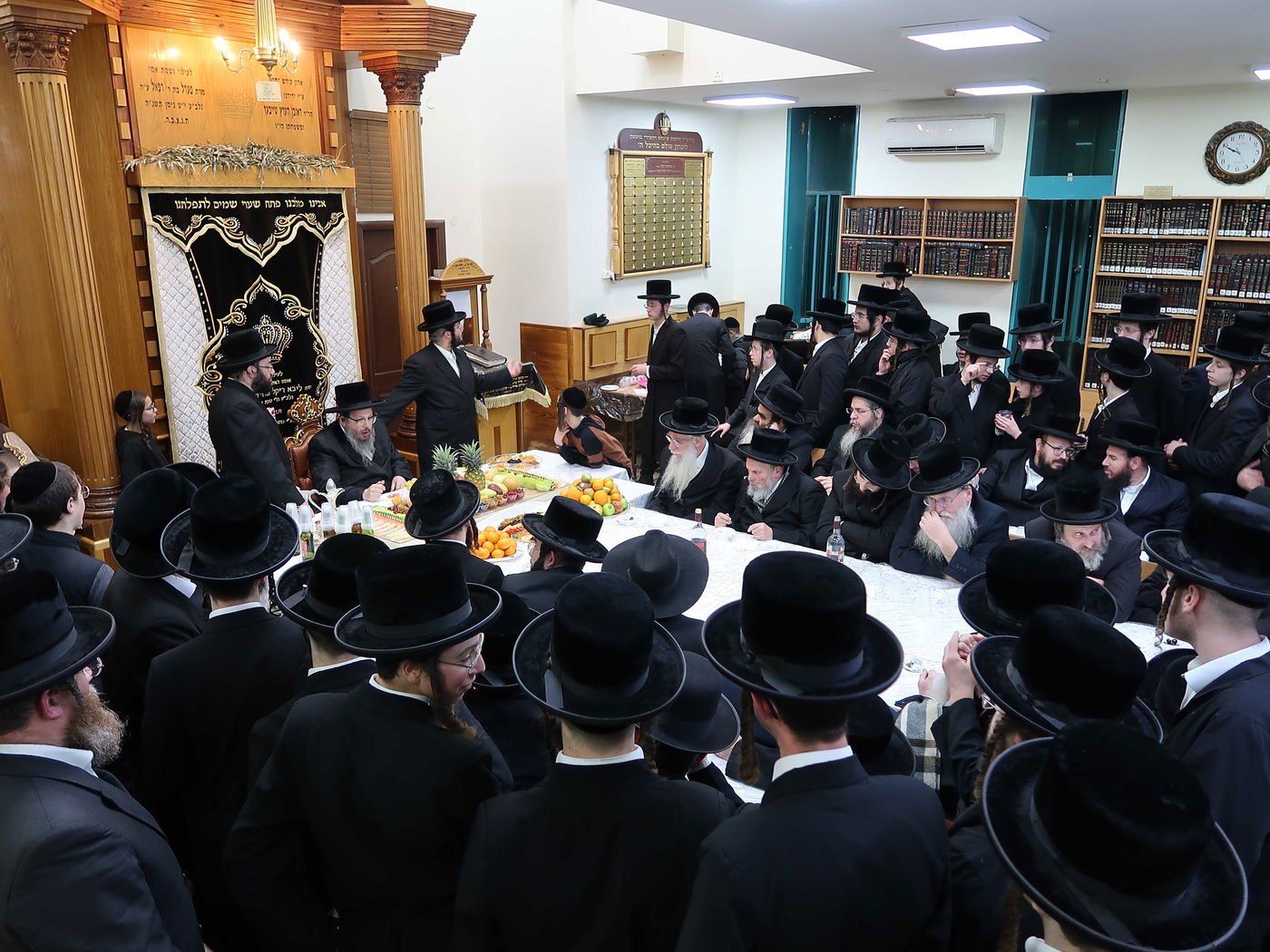 הרבי חילק פירות: ט"ו בשבט בחסידות בוסטון בביתר