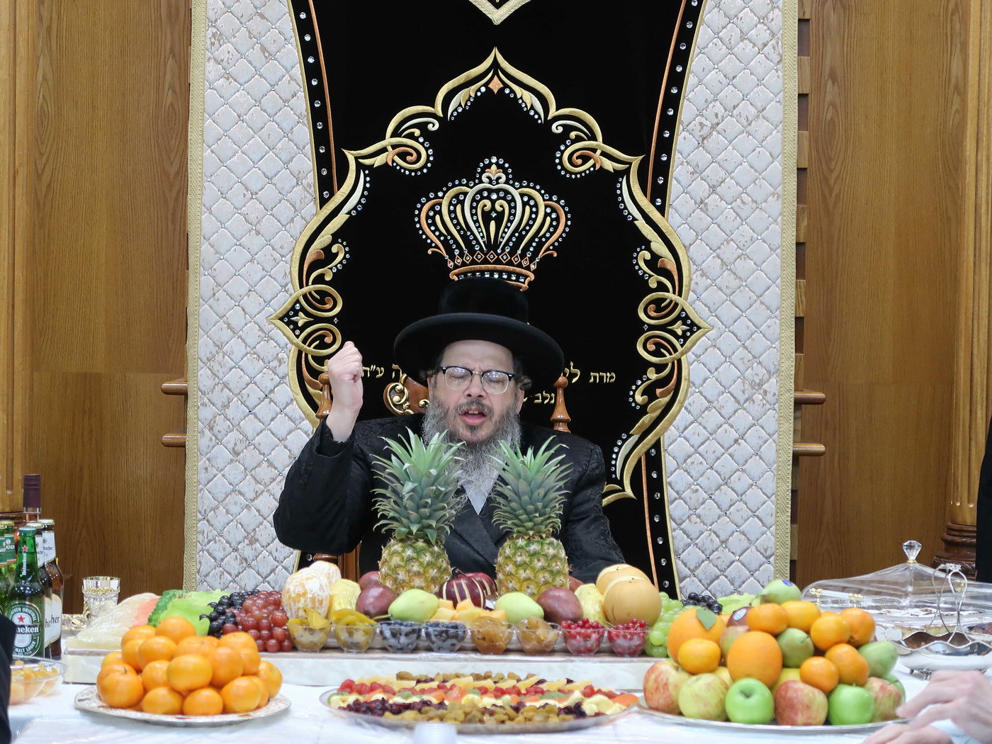 הרבי חילק פירות: ט"ו בשבט בחסידות בוסטון בביתר