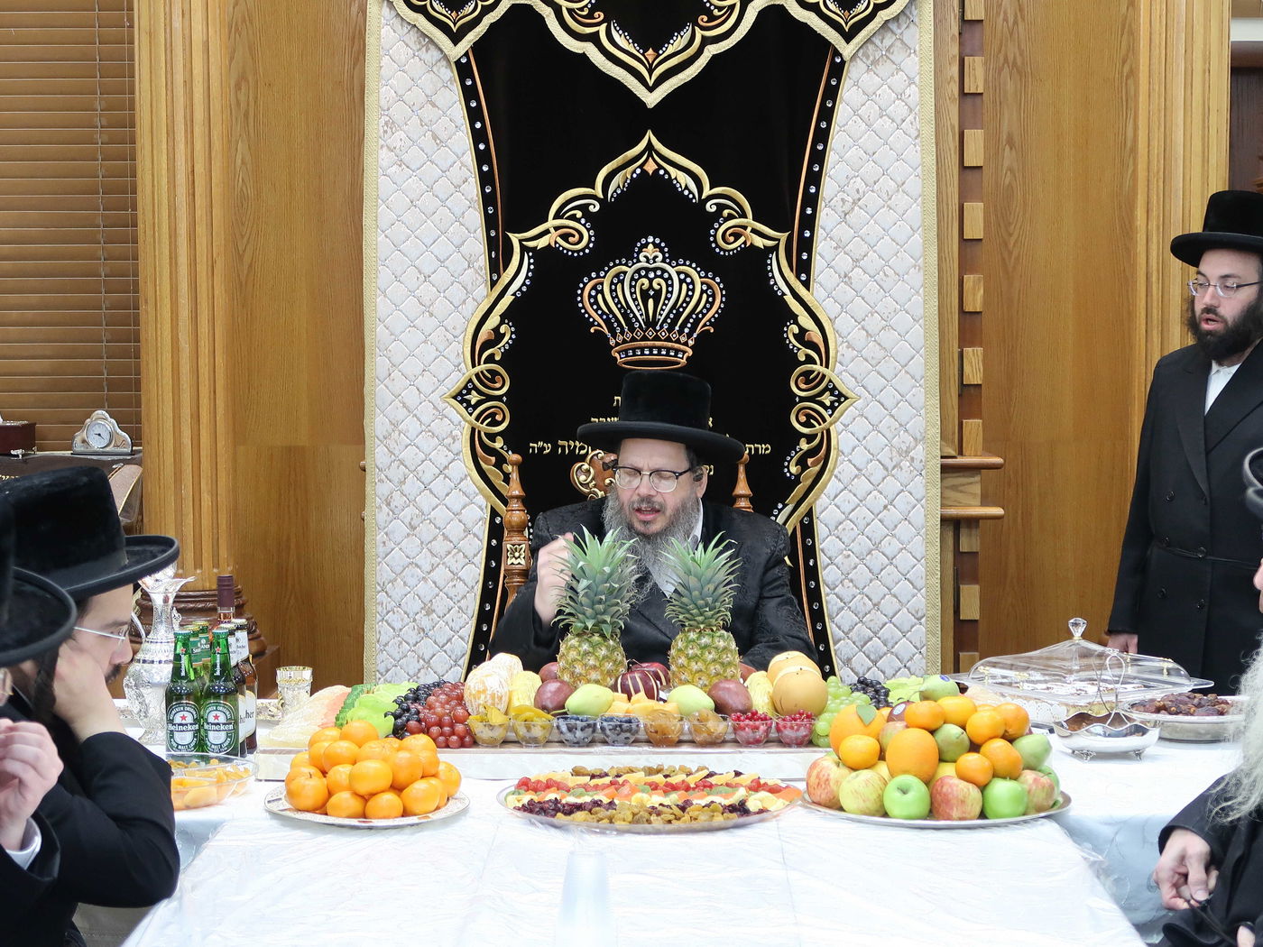 הרבי חילק פירות: ט"ו בשבט בחסידות בוסטון בביתר