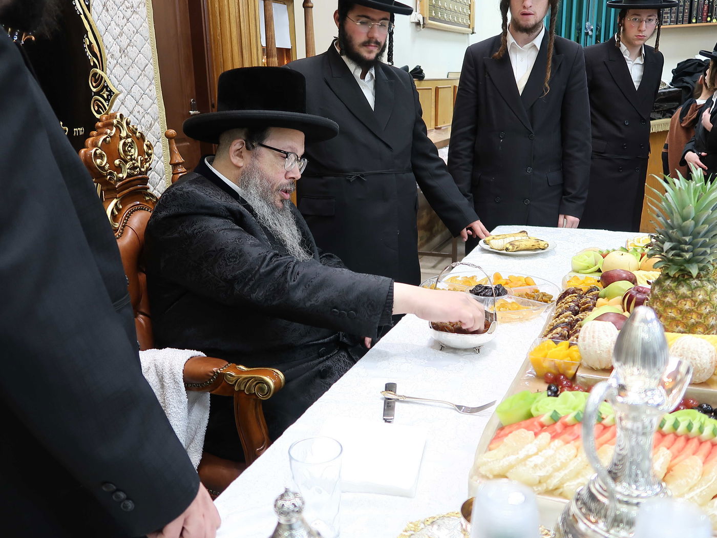 הרבי חילק פירות: ט"ו בשבט בחסידות בוסטון בביתר