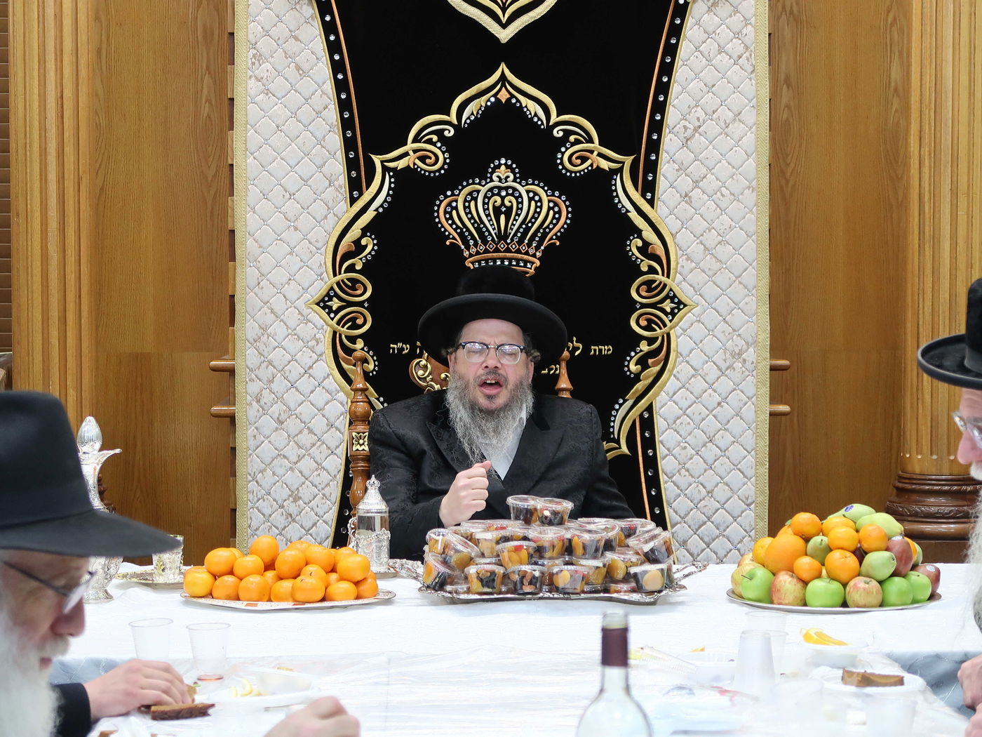 הרבי חילק פירות: ט"ו בשבט בחסידות בוסטון בביתר