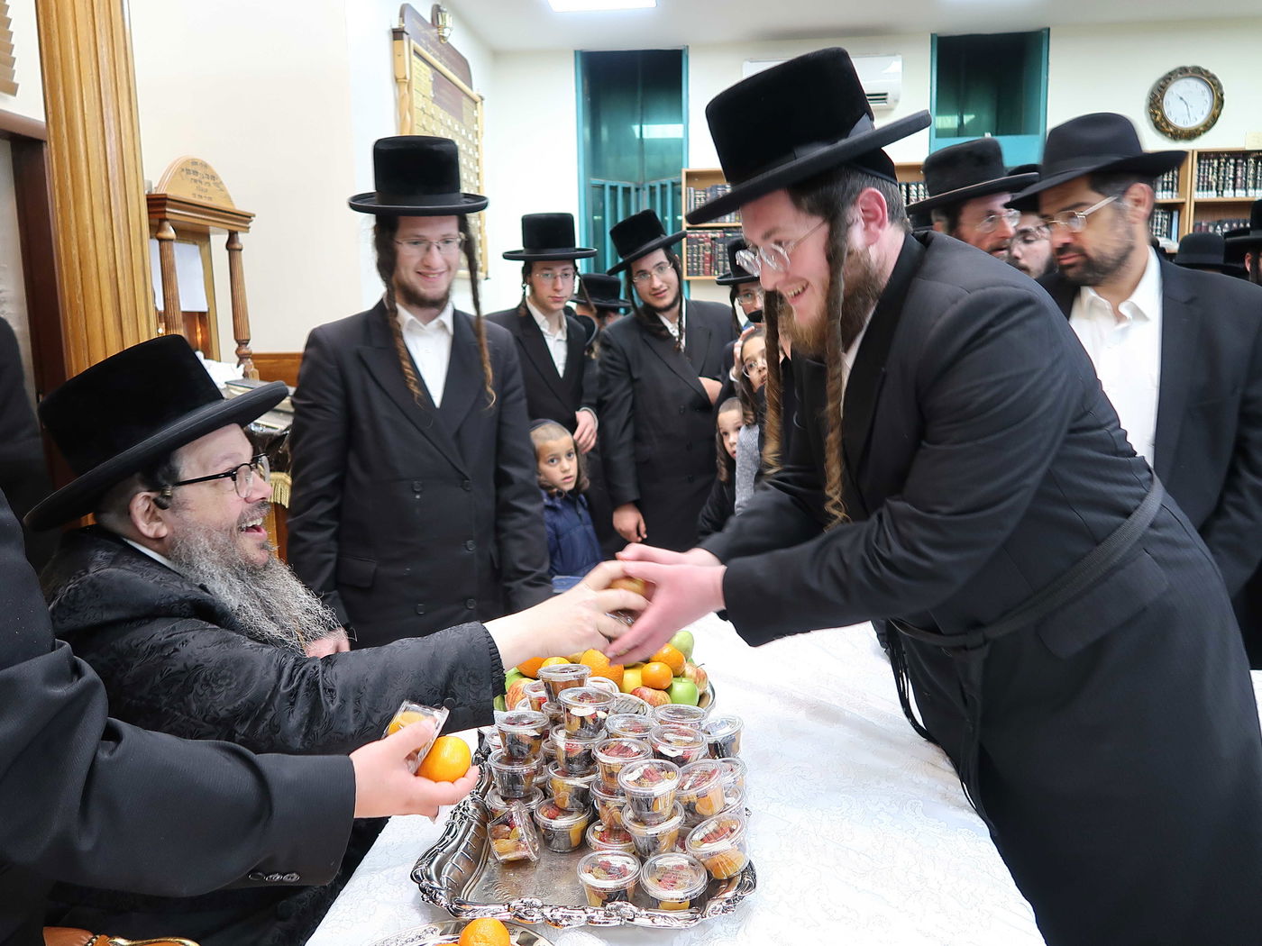 הרבי חילק פירות: ט"ו בשבט בחסידות בוסטון בביתר