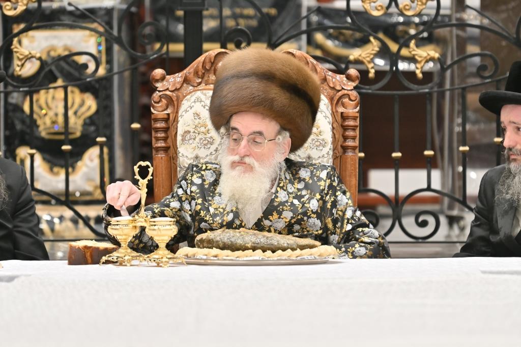 תיעוד נרחב: טיש ט"ו בשבט בחצר חסידות ויז'ניץ