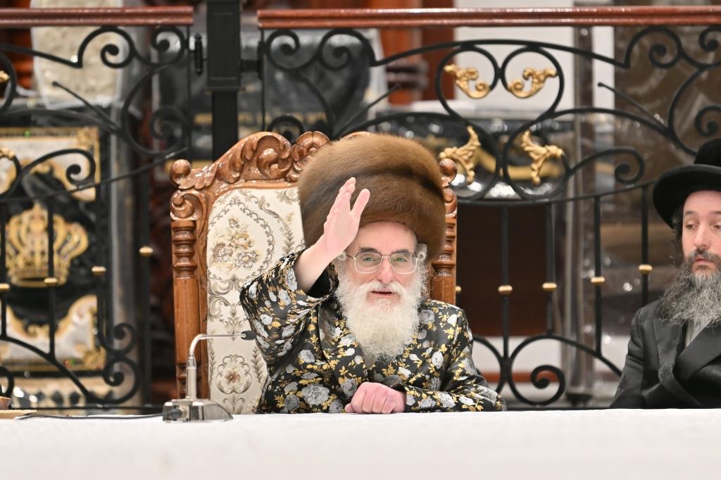 תיעוד נרחב: טיש ט"ו בשבט בחצר חסידות ויז'ניץ