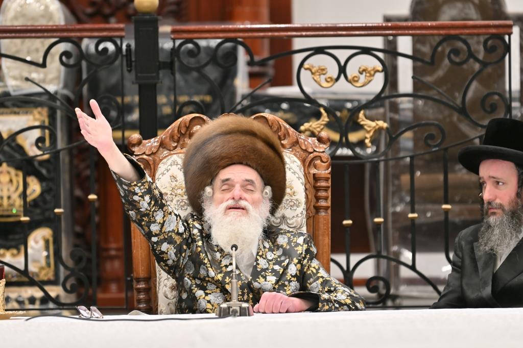 תיעוד נרחב: טיש ט"ו בשבט בחצר חסידות ויז'ניץ