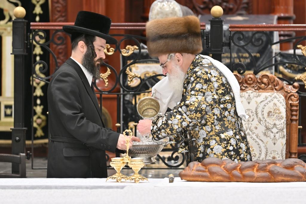 תיעוד נרחב: טיש ט"ו בשבט בחצר חסידות ויז'ניץ