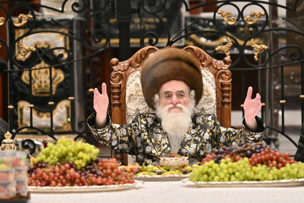 תיעוד נרחב: טיש ט"ו בשבט בחצר חסידות ויז'ניץ