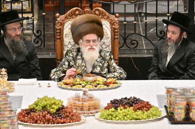 תיעוד נרחב: טיש ט"ו בשבט בחצר חסידות ויז'ניץ