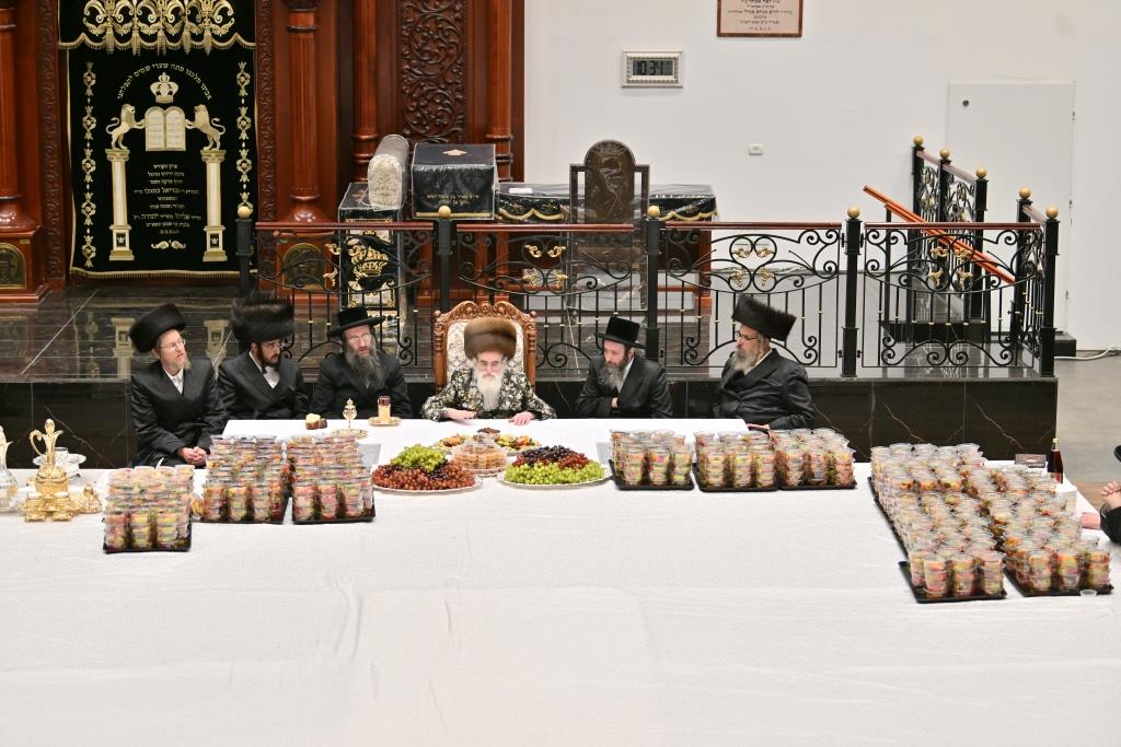 תיעוד נרחב: טיש ט"ו בשבט בחצר חסידות ויז'ניץ