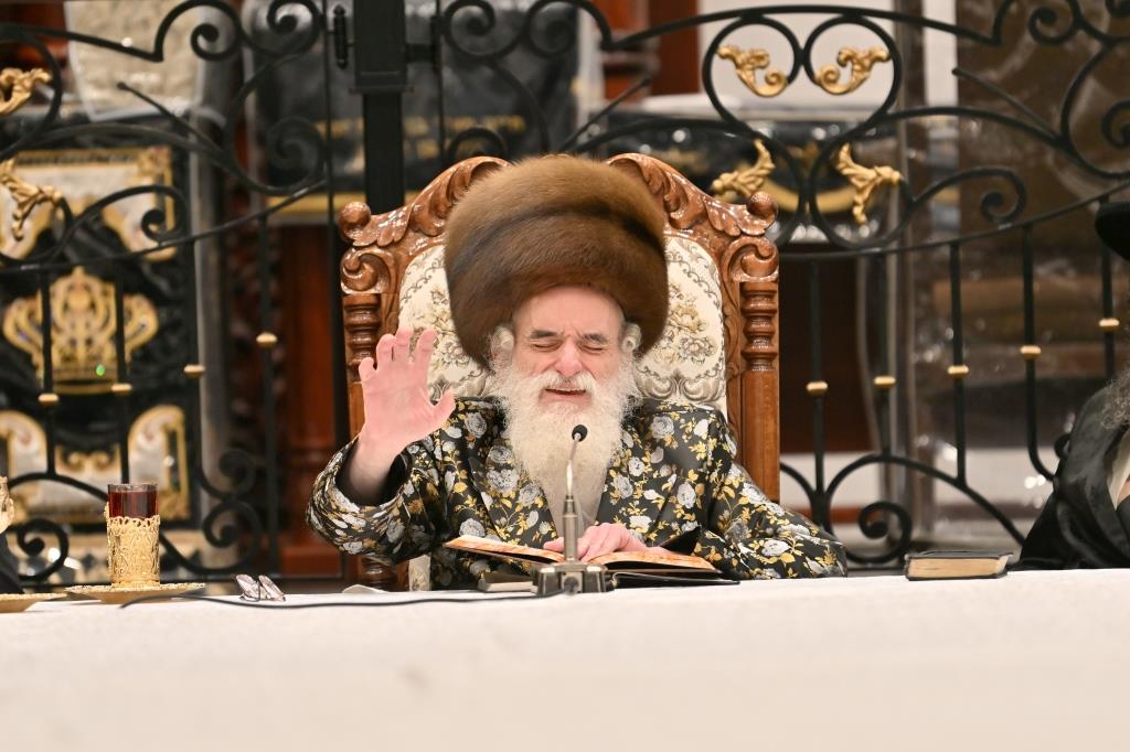 תיעוד נרחב: טיש ט"ו בשבט בחצר חסידות ויז'ניץ