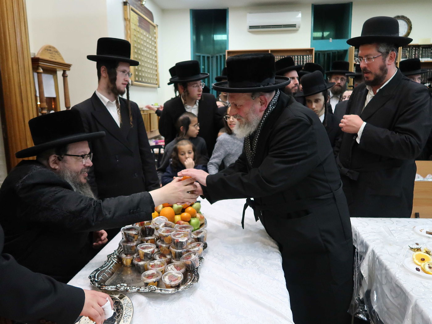 הרבי חילק פירות: ט"ו בשבט בחסידות בוסטון בביתר