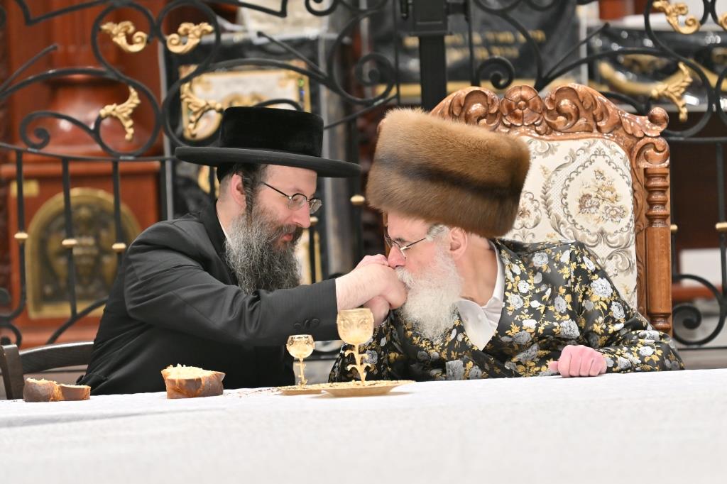 תיעוד נרחב: טיש ט"ו בשבט בחצר חסידות ויז'ניץ