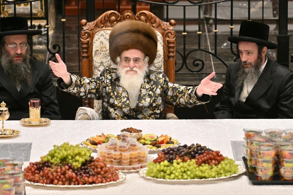 תיעוד נרחב: טיש ט"ו בשבט בחצר חסידות ויז'ניץ