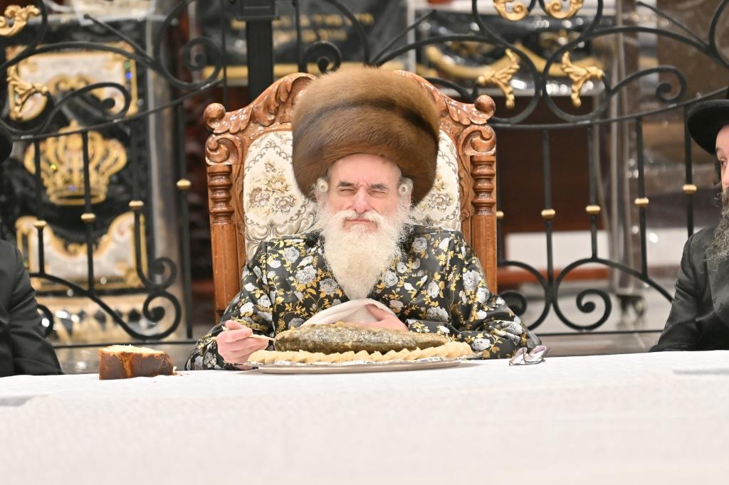 תיעוד נרחב: טיש ט"ו בשבט בחצר חסידות ויז'ניץ