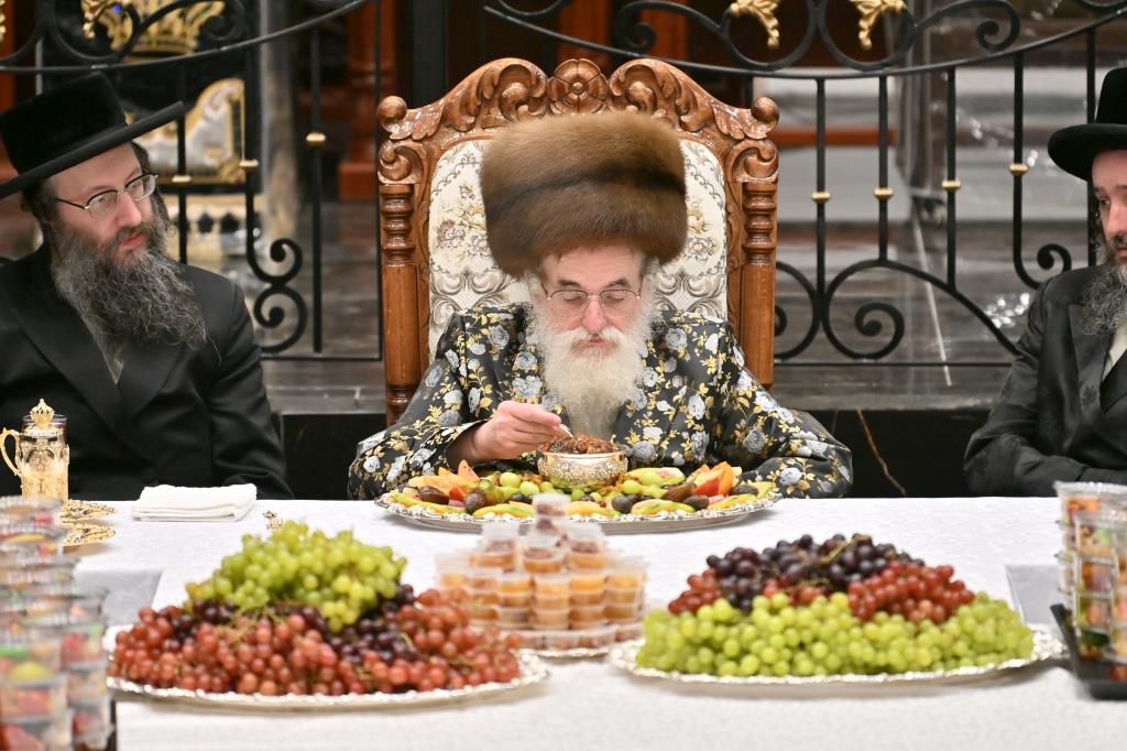 תיעוד נרחב: טיש ט"ו בשבט בחצר חסידות ויז'ניץ