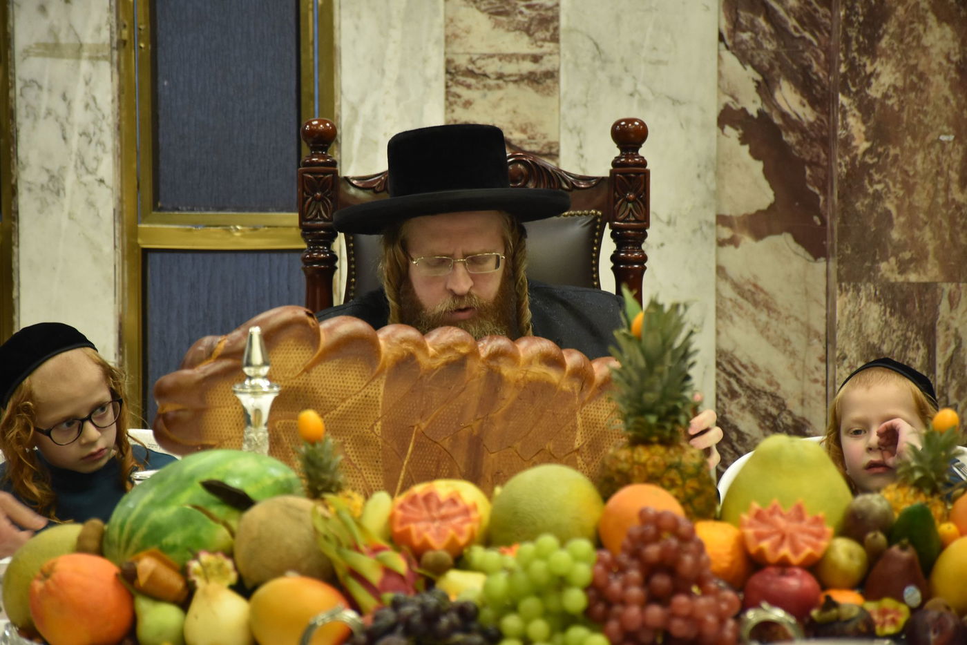 הרבי מבני ברק ערך טיש ט"ו בשבט בירושלים | תיעוד