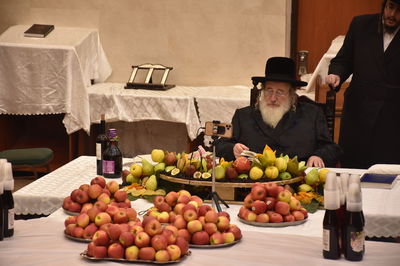 האדמו"ר מספינקא בעריכת שולחנו