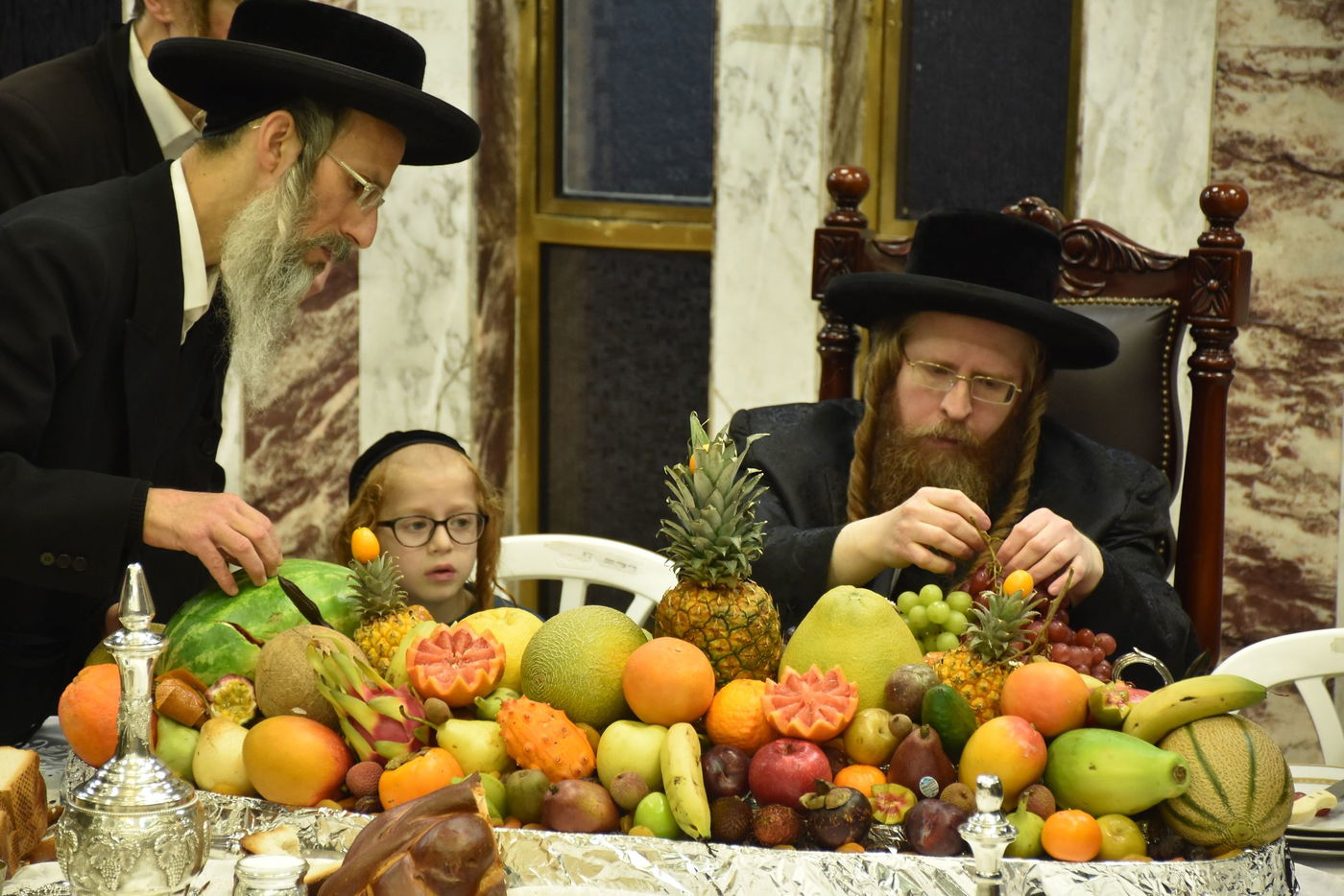 הרבי מבני ברק ערך טיש ט"ו בשבט בירושלים | תיעוד
