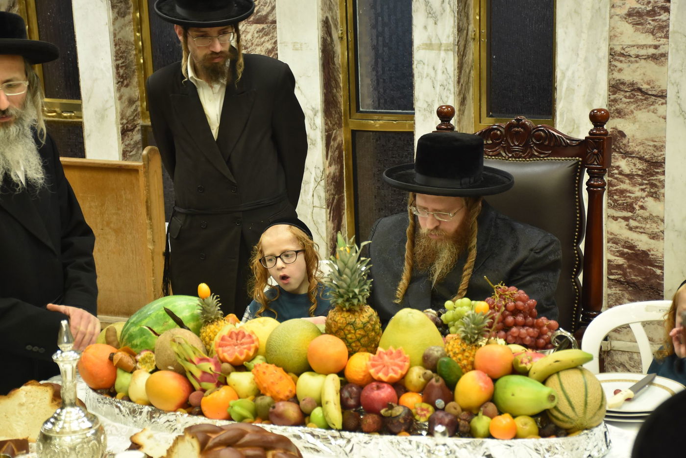 הרבי מבני ברק ערך טיש ט"ו בשבט בירושלים | תיעוד