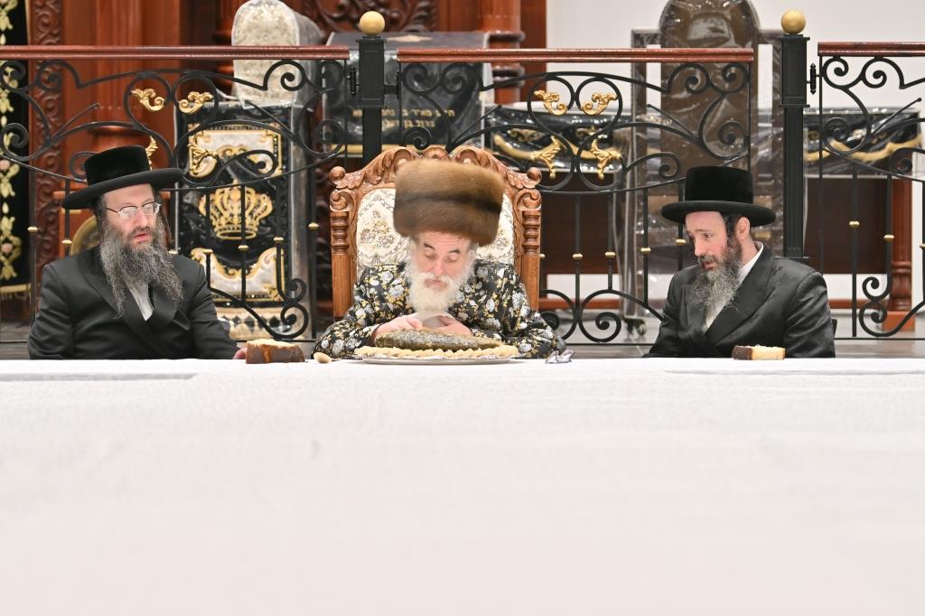 תיעוד נרחב: טיש ט"ו בשבט בחצר חסידות ויז'ניץ