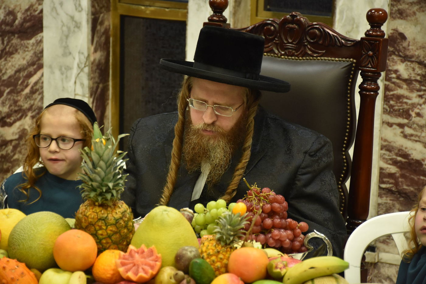 הרבי מבני ברק ערך טיש ט"ו בשבט בירושלים | תיעוד