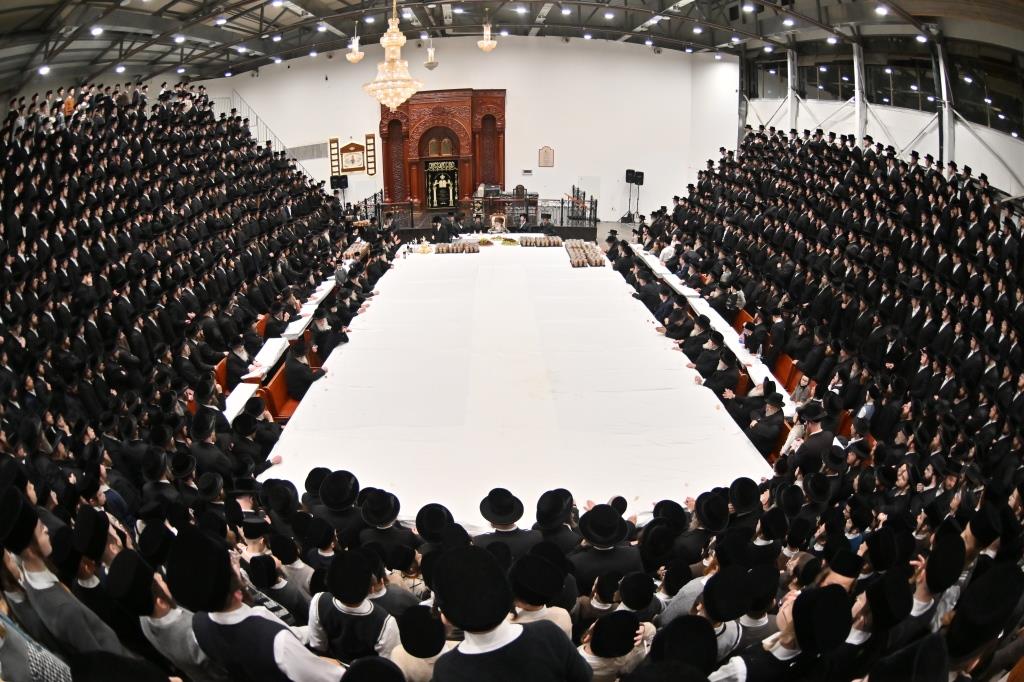 תיעוד נרחב: טיש ט"ו בשבט בחצר חסידות ויז'ניץ