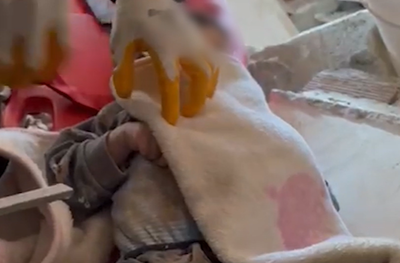 הפעוט מחולץ מההריסות