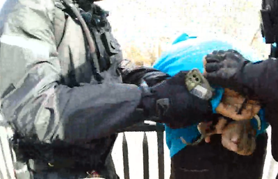 תיעוד ממצלמת גוף של השוטרים בו תיעוד מעצרו של הנאשם עם הרכוש הגנוב בתיקו