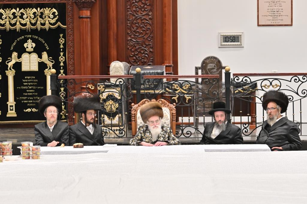 תיעוד נרחב: טיש ט"ו בשבט בחצר חסידות ויז'ניץ