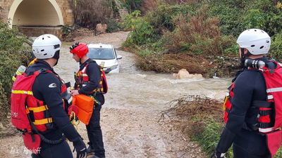 שניים נלכדו עם רכב בנחל שורק - וחולצו בשלום • תיעוד