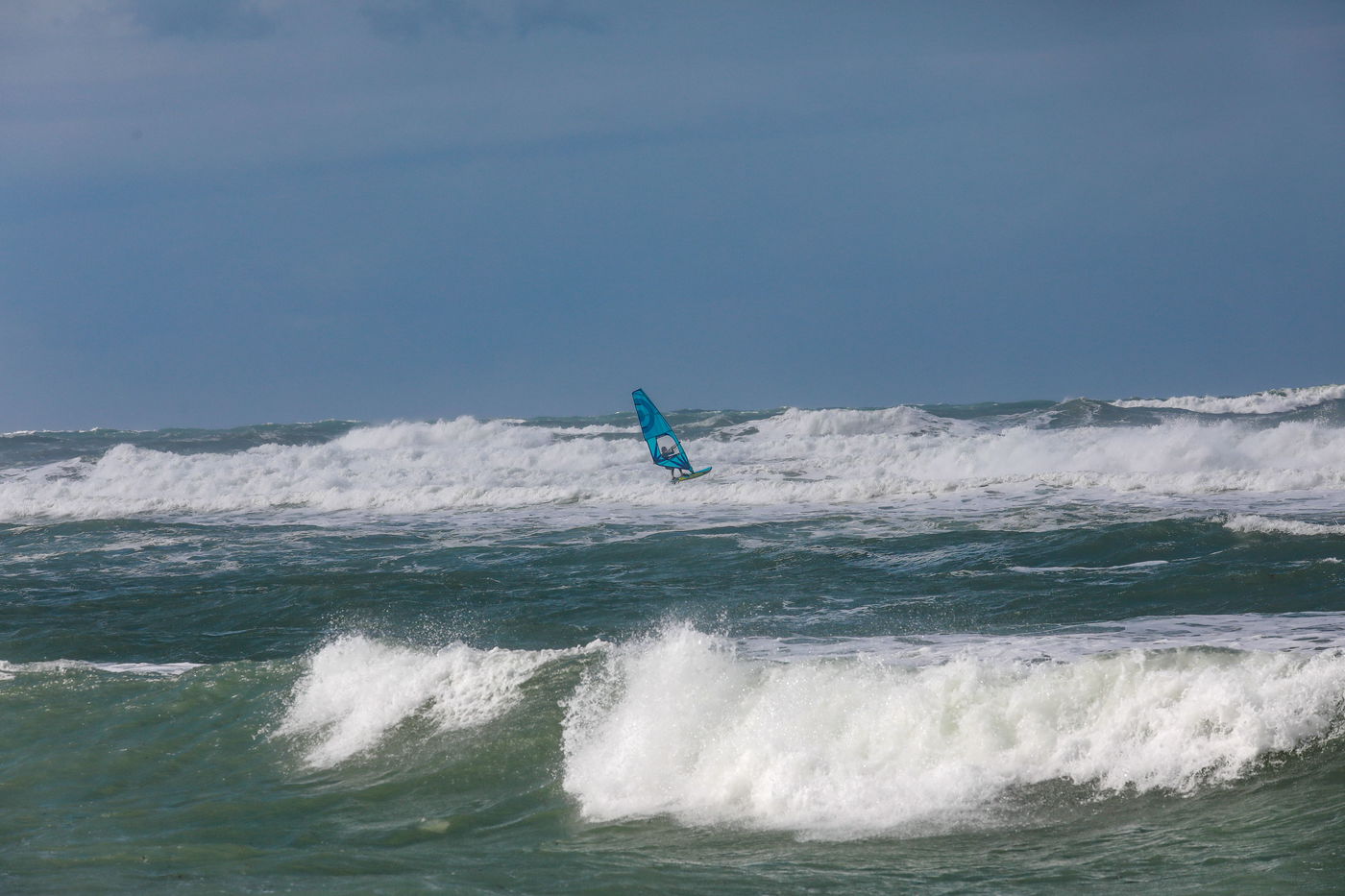 בשיאה של הסופה: צפו בגלשנים מול חופי חיפה