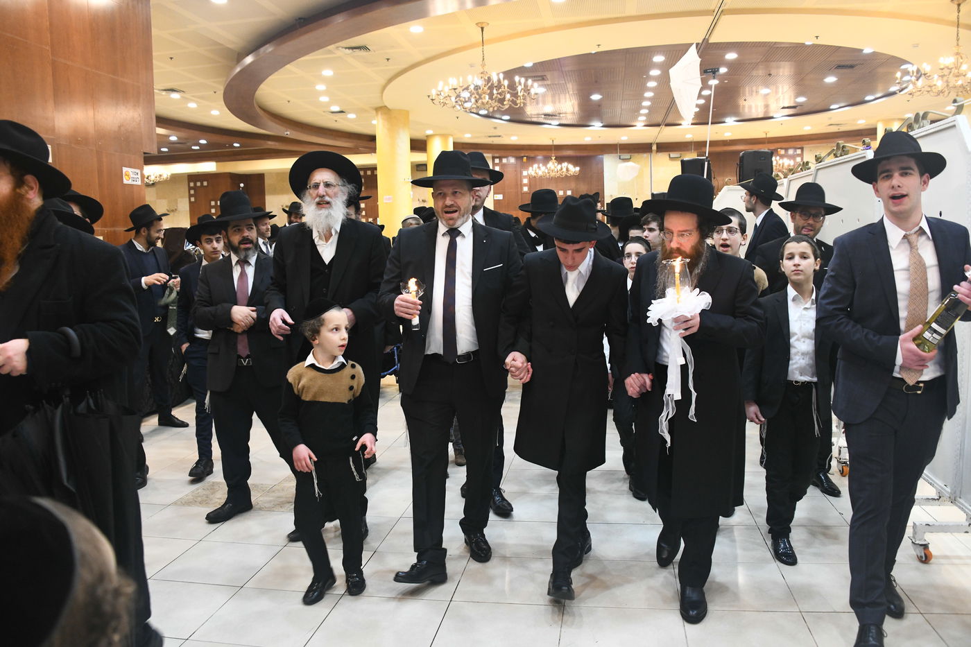 המונים בחתונת בנו של הגאון רבי עמרם פריד • צפו בגלריה