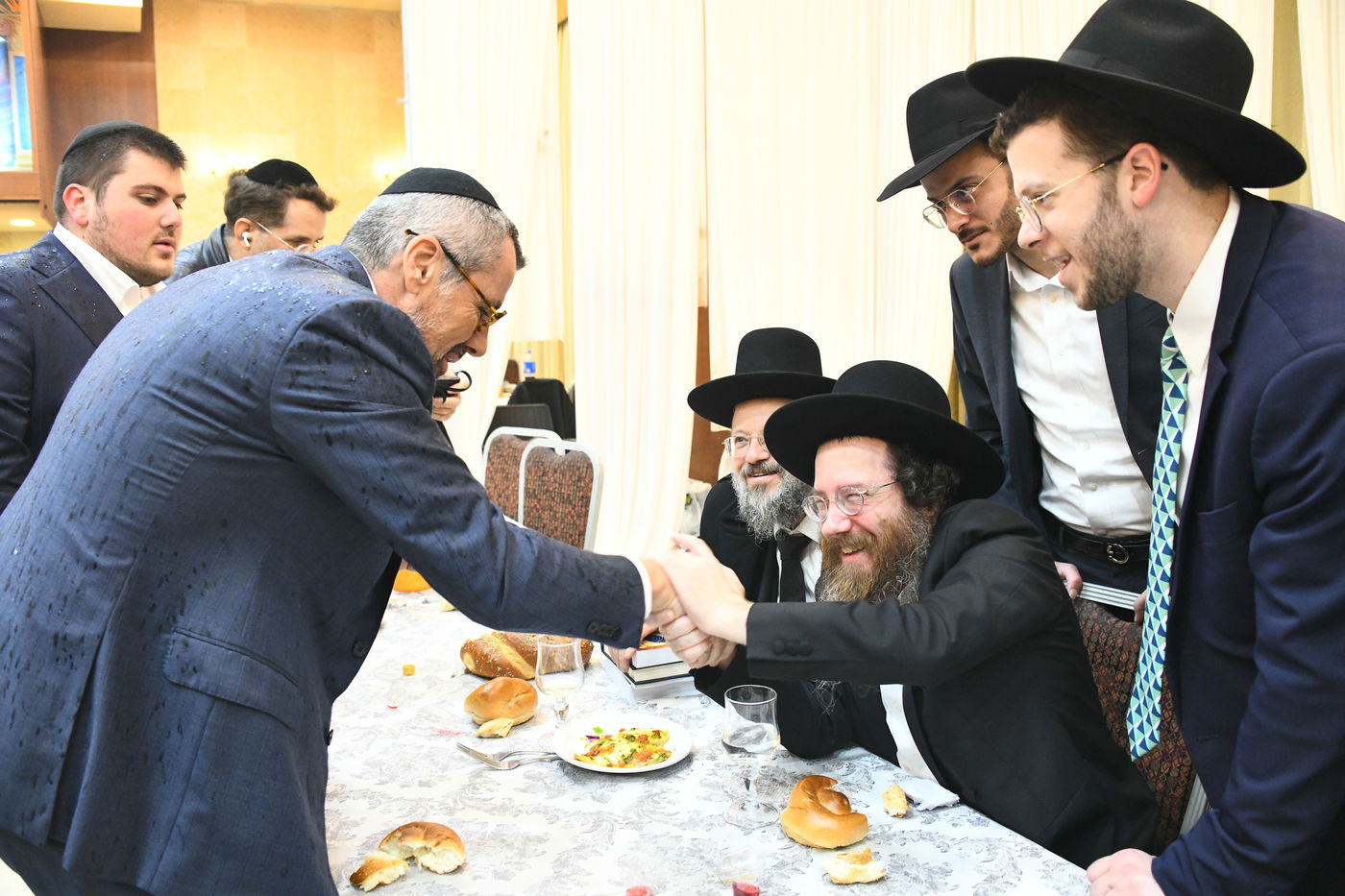 המונים בחתונת בנו של הגאון רבי עמרם פריד • צפו בגלריה