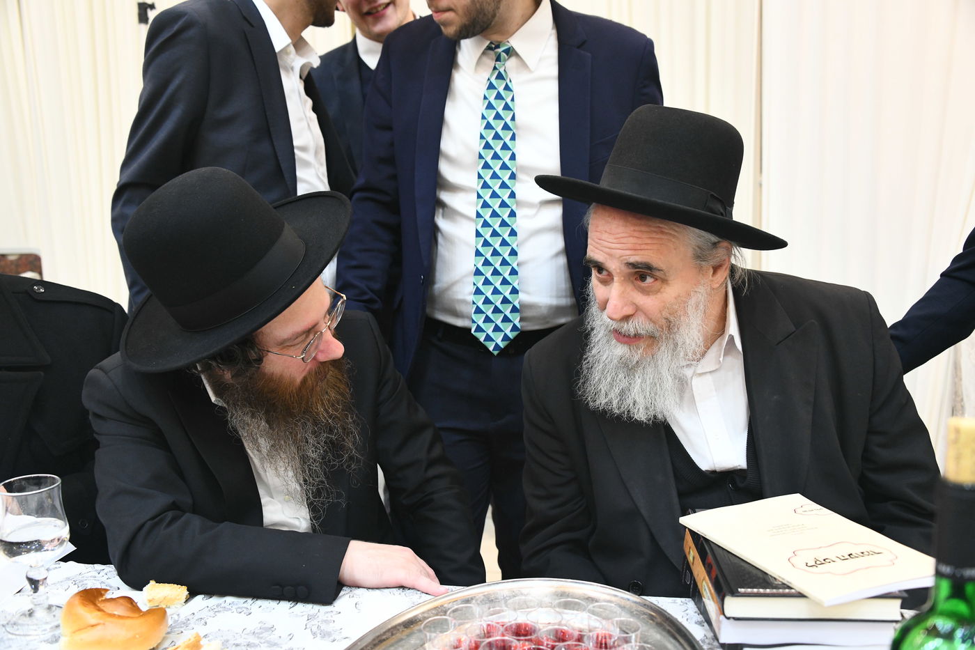 המונים בחתונת בנו של הגאון רבי עמרם פריד • צפו בגלריה