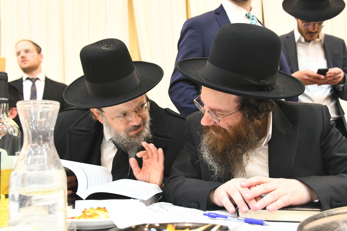 המונים בחתונת בנו של הגאון רבי עמרם פריד • צפו בגלריה