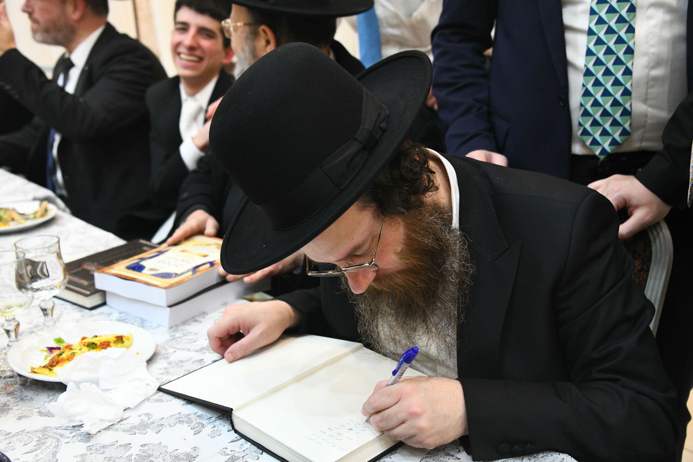 המונים בחתונת בנו של הגאון רבי עמרם פריד • צפו בגלריה