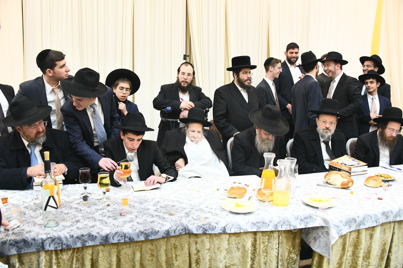 המונים בחתונת בנו של הגאון רבי עמרם פריד • צפו בגלריה