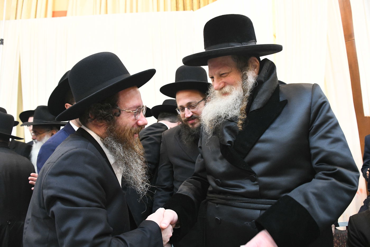 המונים בחתונת בנו של הגאון רבי עמרם פריד • צפו בגלריה