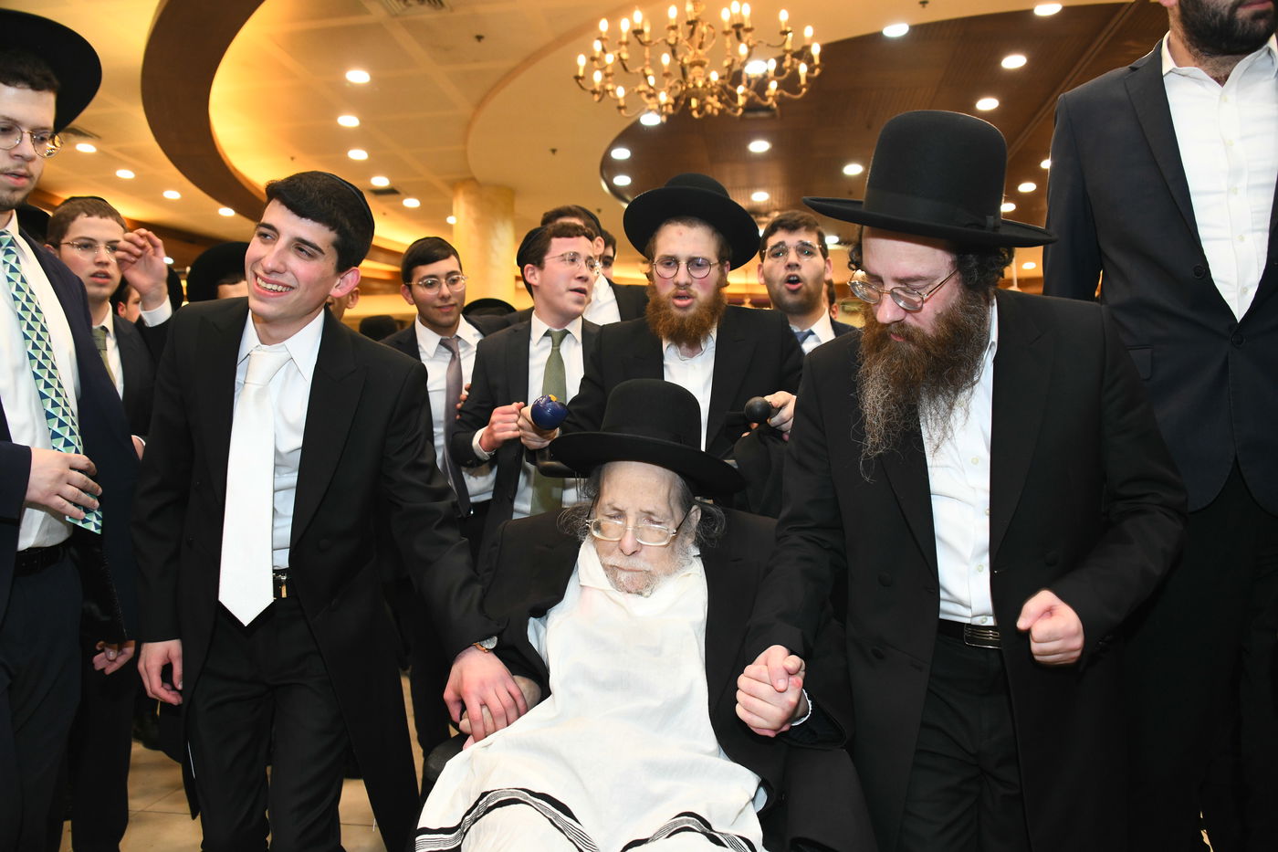 המונים בחתונת בנו של הגאון רבי עמרם פריד • צפו בגלריה