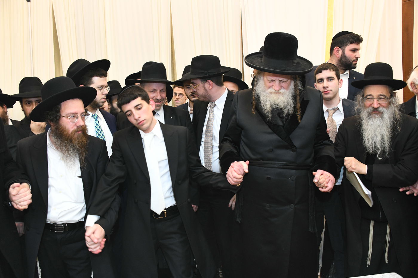 המונים בחתונת בנו של הגאון רבי עמרם פריד • צפו בגלריה