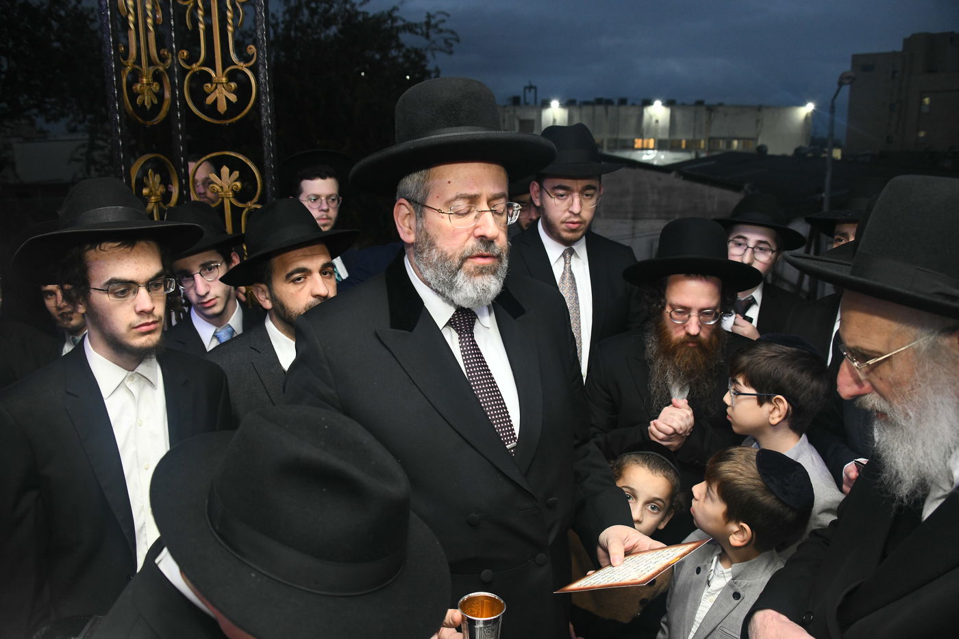 המונים בחתונת בנו של הגאון רבי עמרם פריד • צפו בגלריה