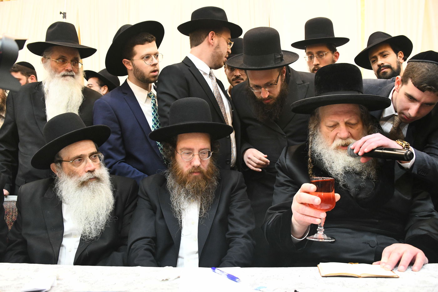 המונים בחתונת בנו של הגאון רבי עמרם פריד • צפו בגלריה